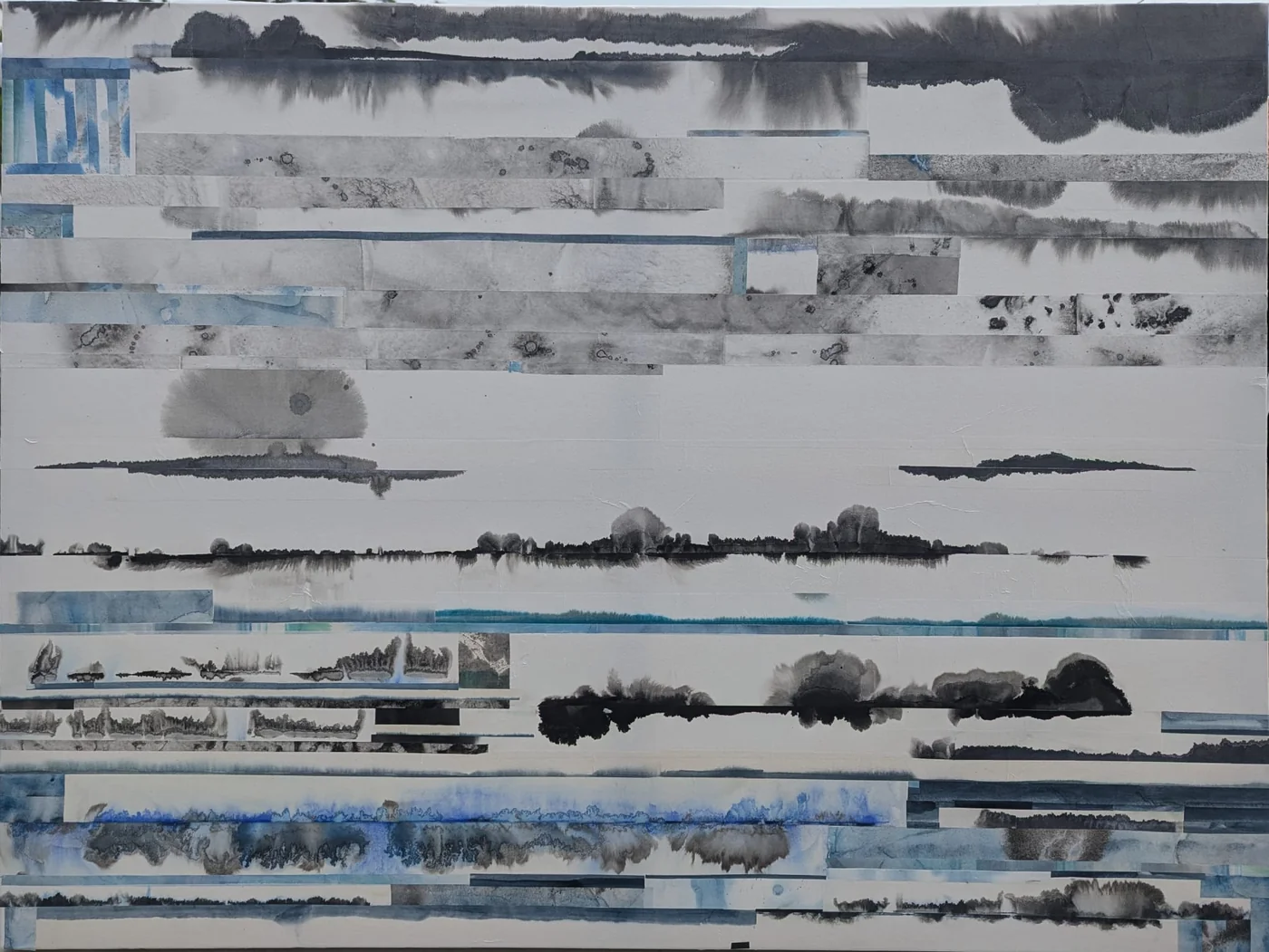 Composition abstraite horizontale évoquant un paysage en strates grises, noires et bleues