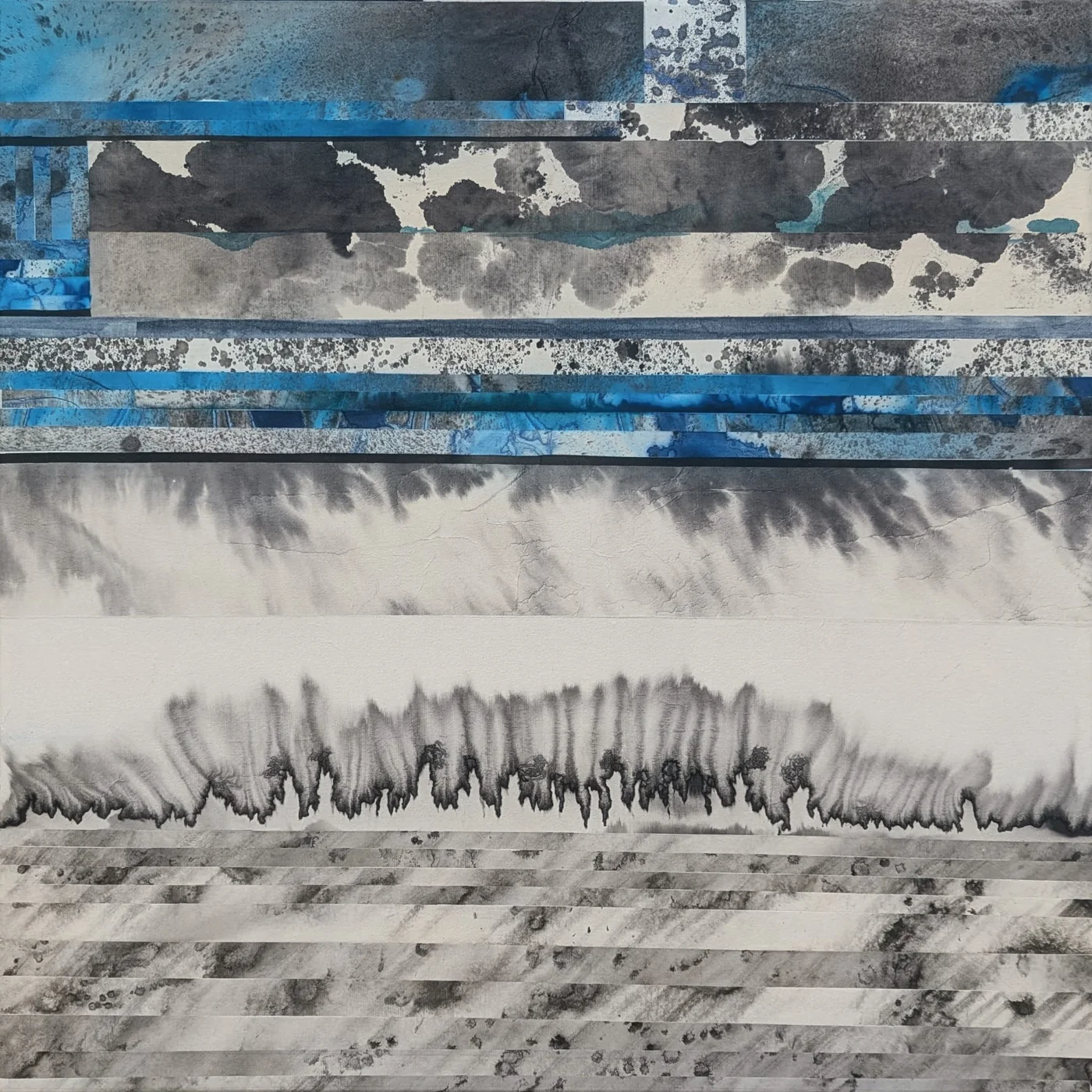Composition abstraite carrée en bandes bleues, noires et grises aux textures diffuses